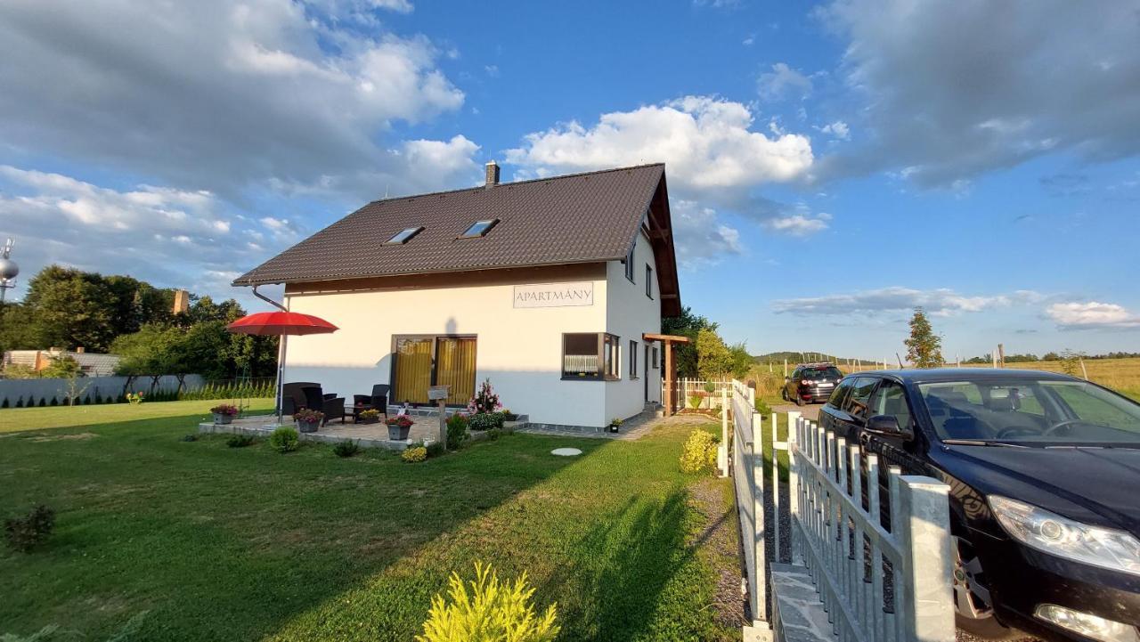 Apartmany Kohoutek A Slepicka V Novohradskych Horach Nové Hrady Dış mekan fotoğraf